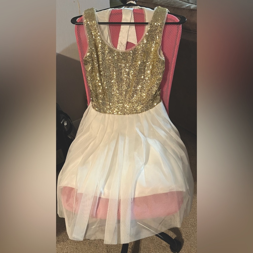 Cream and gold dress! The size is 7-8 kids size. Excellent condition.